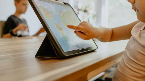 Παιδί μπροστά σε οθόνη tablet